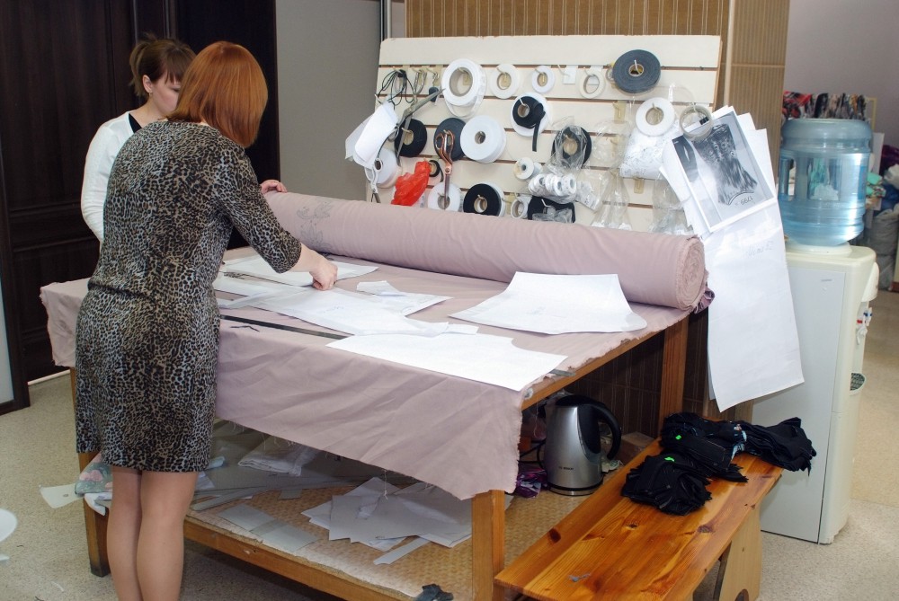 Фабрики пошива женской одежды. Швейный цех. Пошив швейных изделий. Швейная промышленность. Цех пошива одежды.